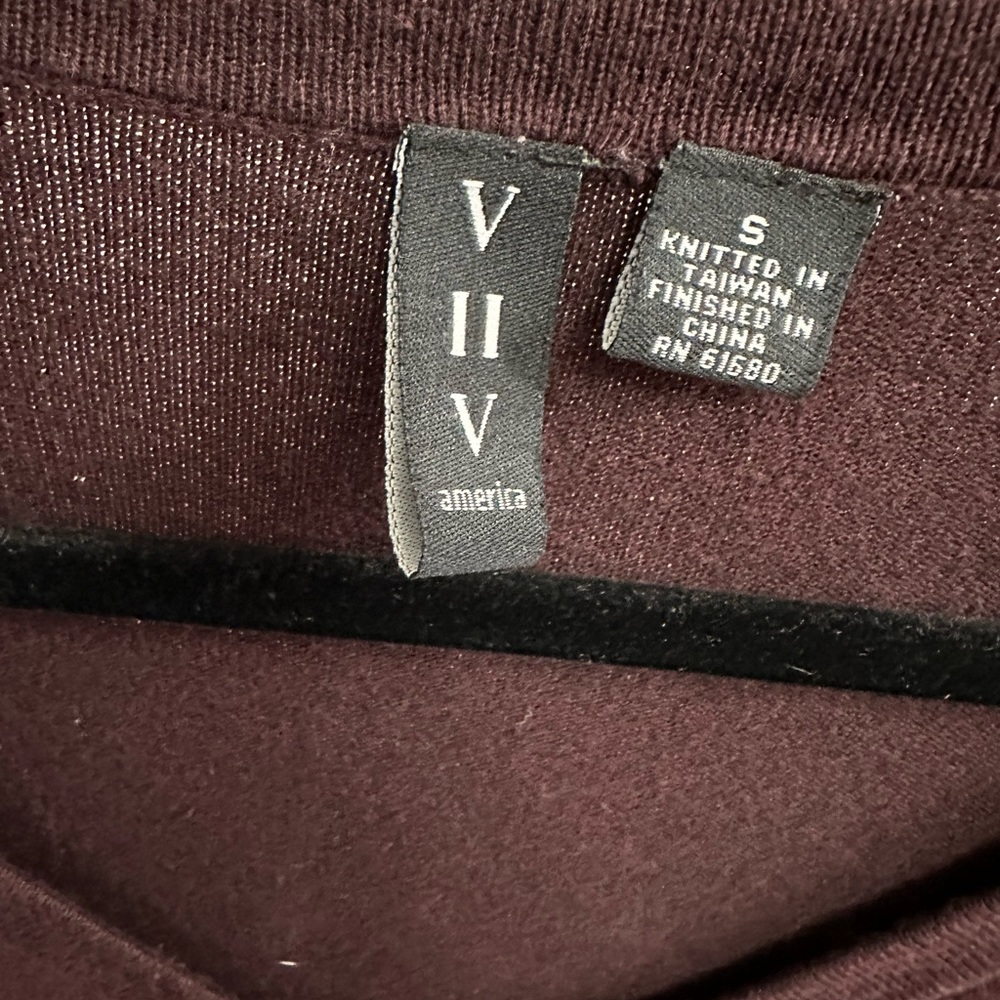 V II V long-sleeved knit top, size small. - Picture 2 of 3